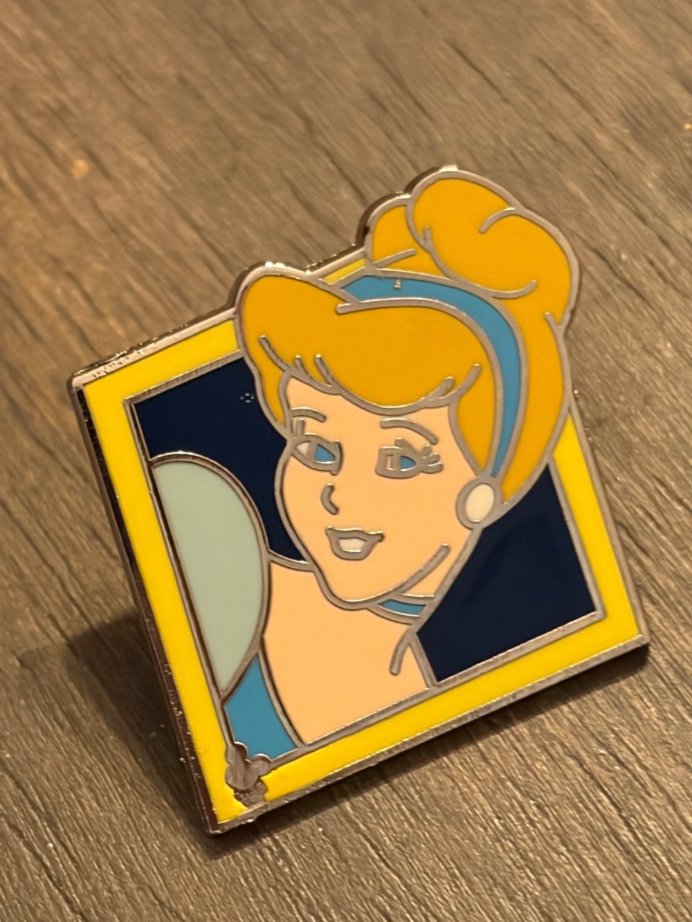 *SET* Alice and Cinderella Classic Character Diamond Pins